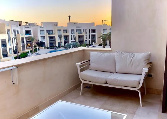 Walk To Beach, Seaview 2br, Pool Free Access, Mangroovy! Ollystays *