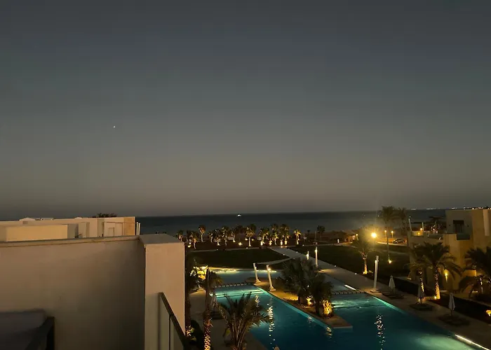 Walk To Beach, Seaview 2br, Pool Free Access, Mangroovy! Ollystays *