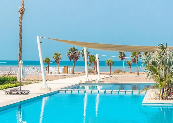 Walk To Beach, Seaview 2br, Pool Free Access, Mangroovy! Ollystays