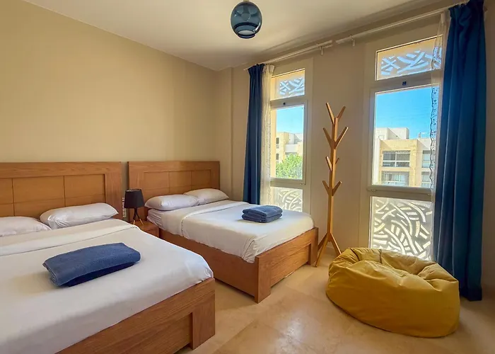 Walk To Beach, Seaview 2br, Pool Free Access, Mangroovy! Ollystays