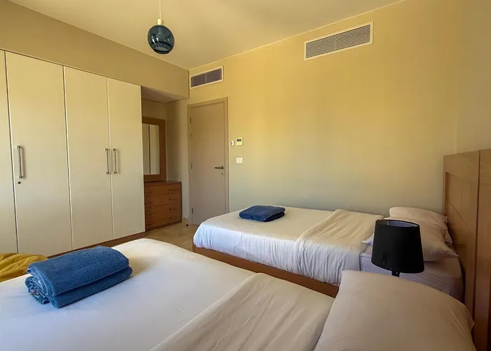 Walk To Beach, Seaview 2br, Pool Free Access, Mangroovy! Ollystays